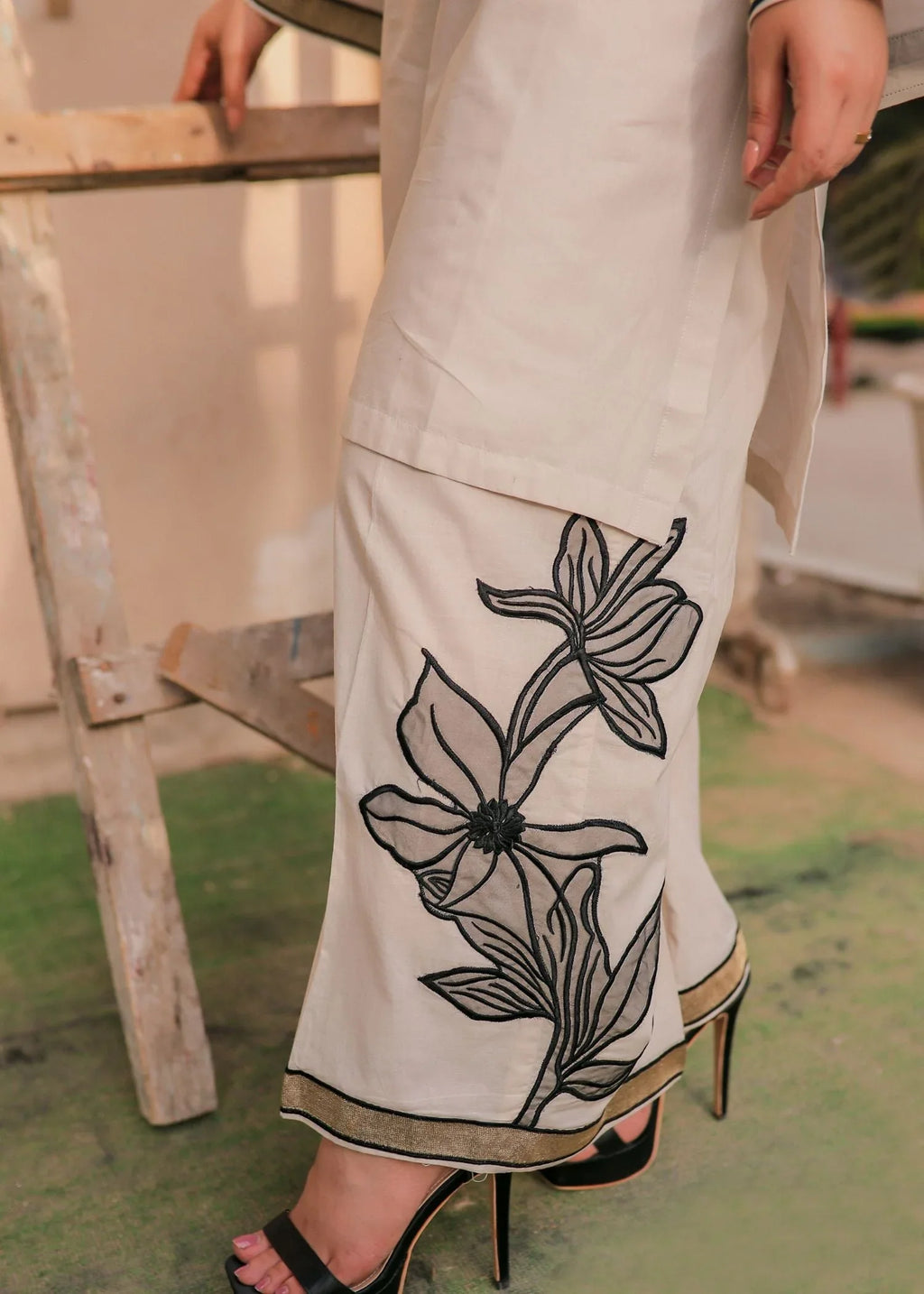 Embroidered V-Neck Lawn 2-Piece Suit – Ivory, Summer Wear