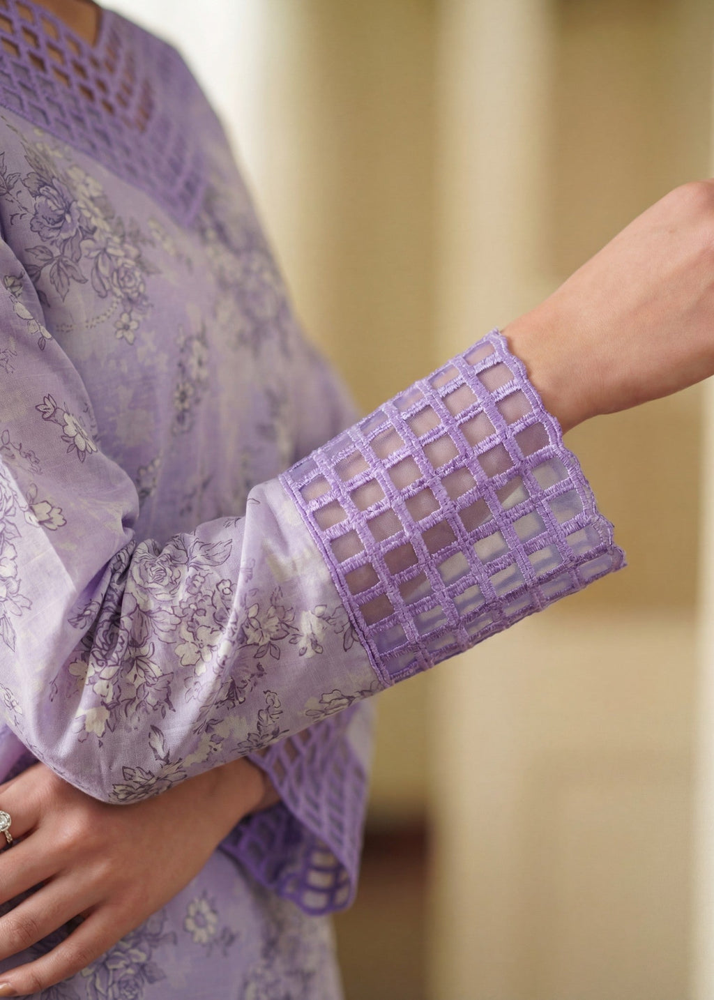 Printed Textured Lawn Farshi Shalwar Suit – Mauve, Voile Dupatta