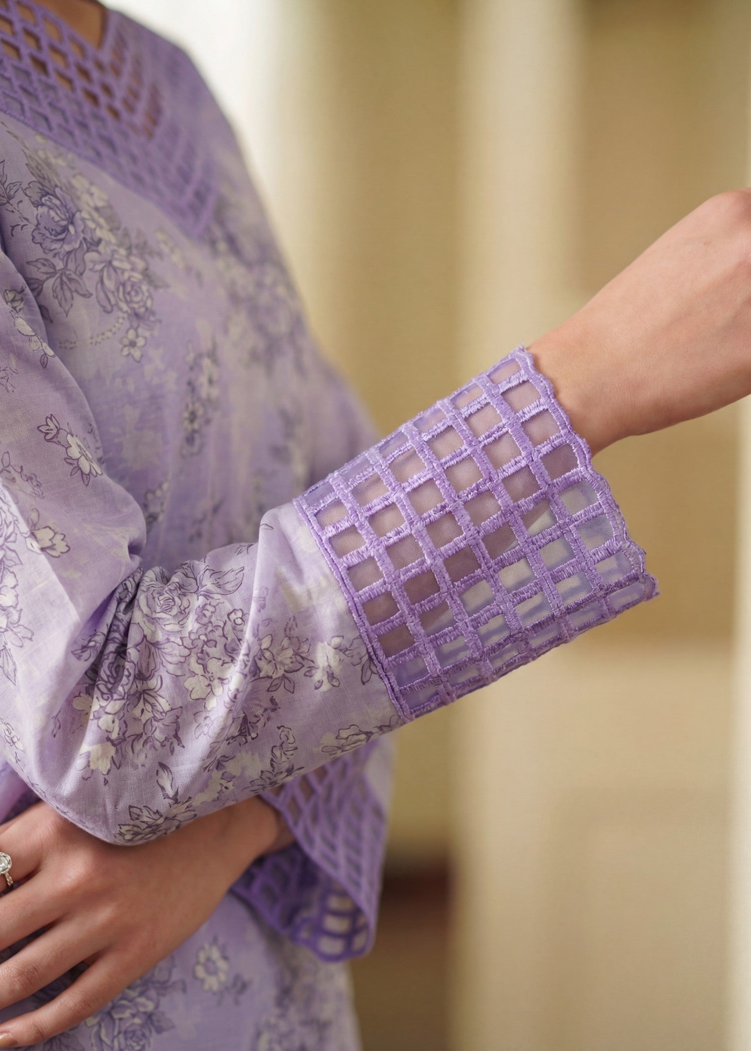 Printed Textured Lawn Farshi Shalwar Suit – Mauve, Voile Dupatta