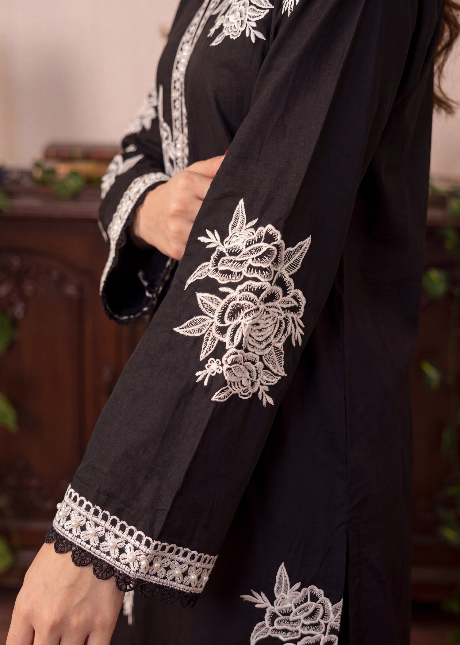 Embroidered Lawn 2-Piece Suit – Black, Summer Wear