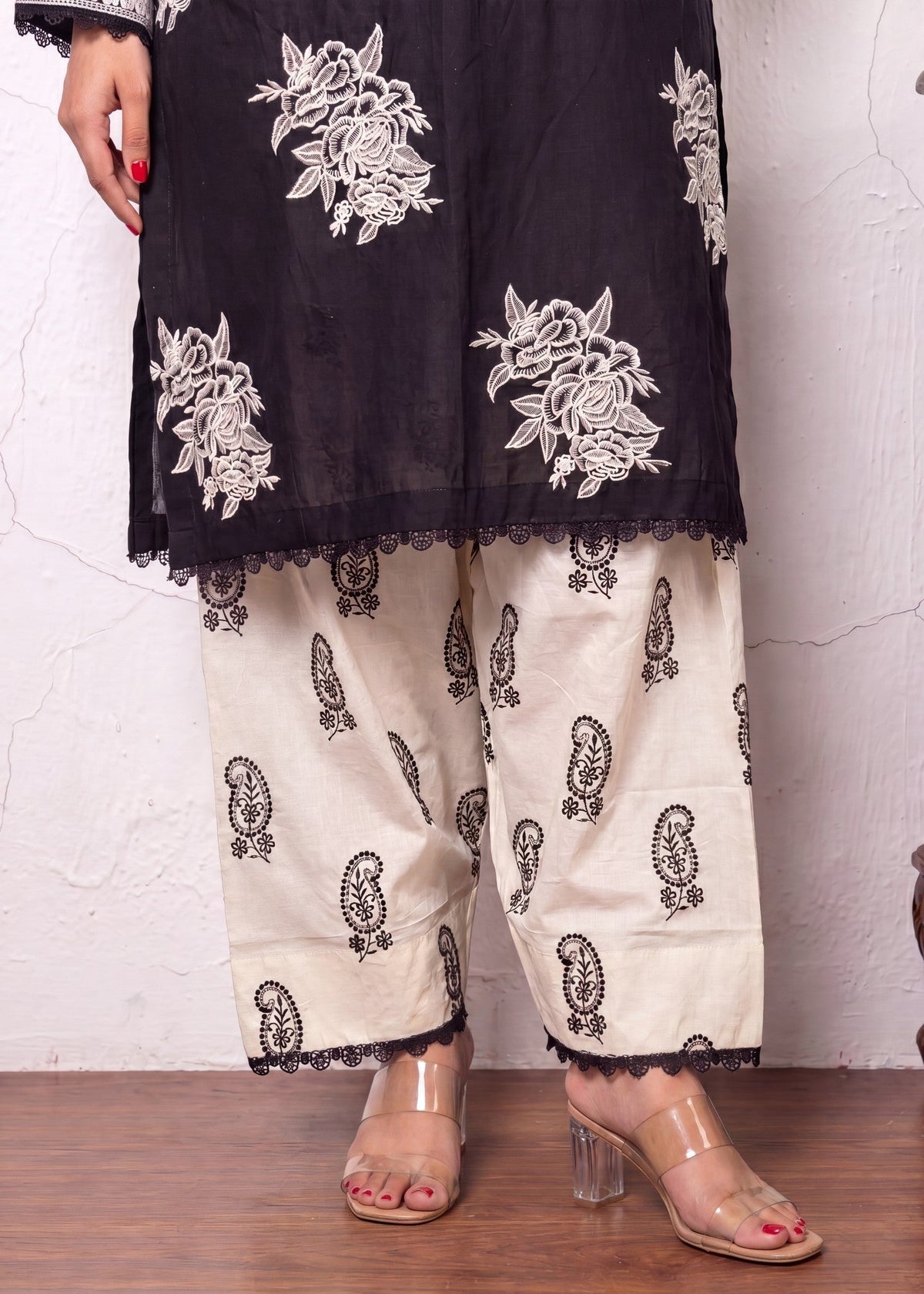 Embroidered Lawn 2-Piece Suit – Black, Summer Wear