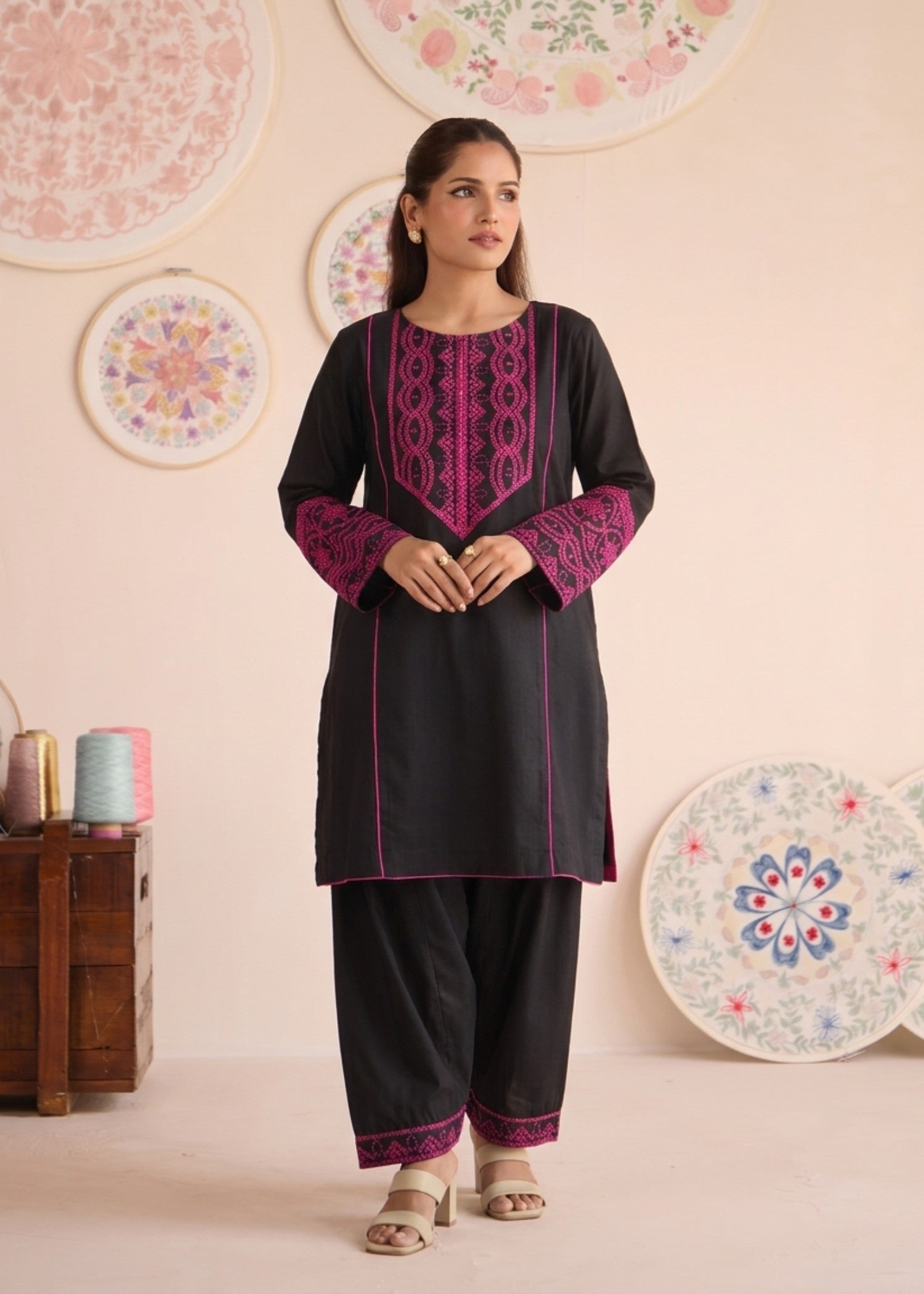 Embroidered Lawn 2-Piece Suit – Black, Summer Wear
