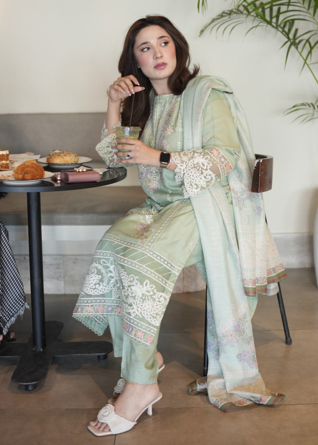 Embroidered Long Kurta Lawn 3-Piece Suit – Green, Linen Dupatta