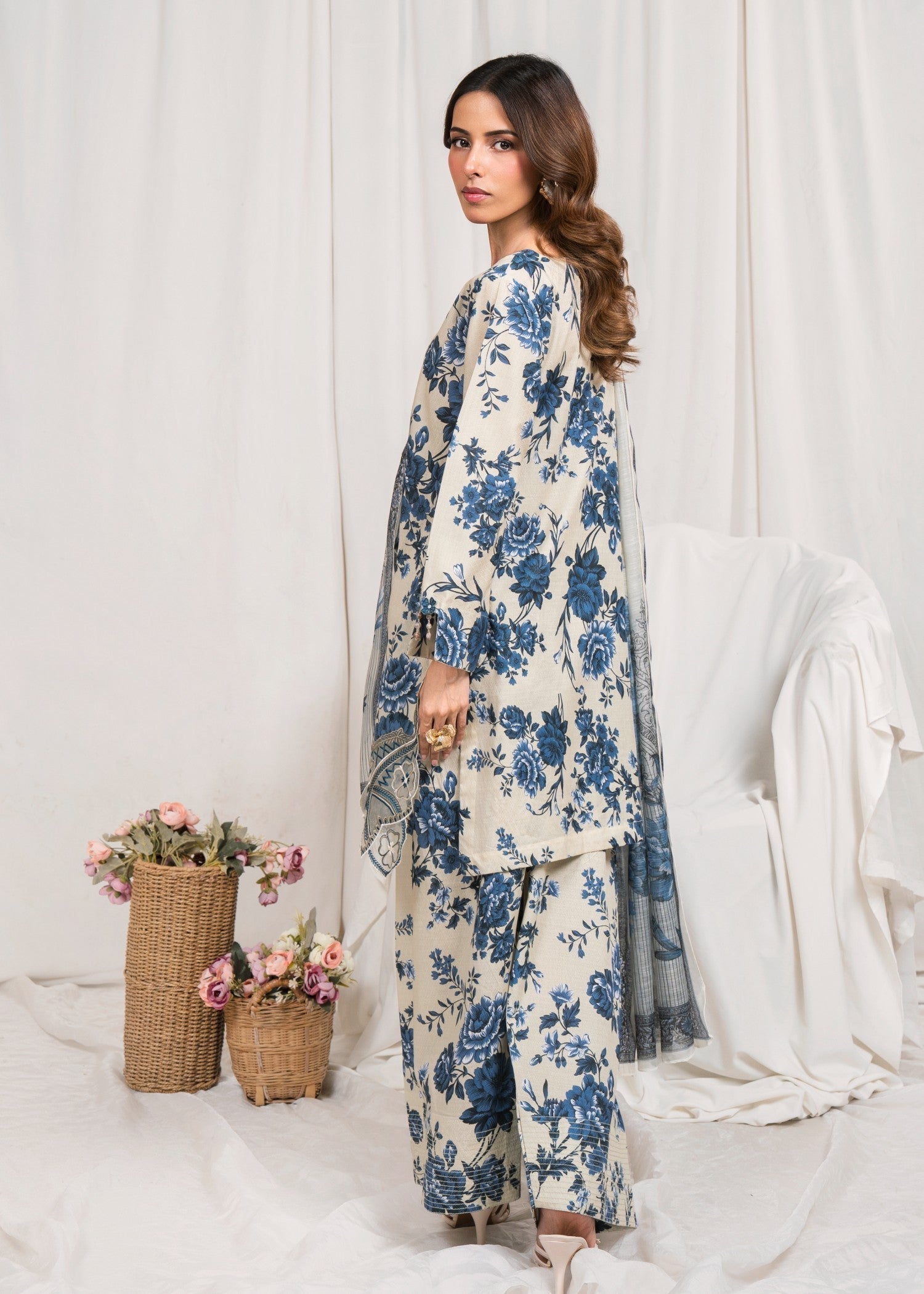 Embroidered Textured Lawn 3-Piece Suit – Ivory, Farshi Shalwar