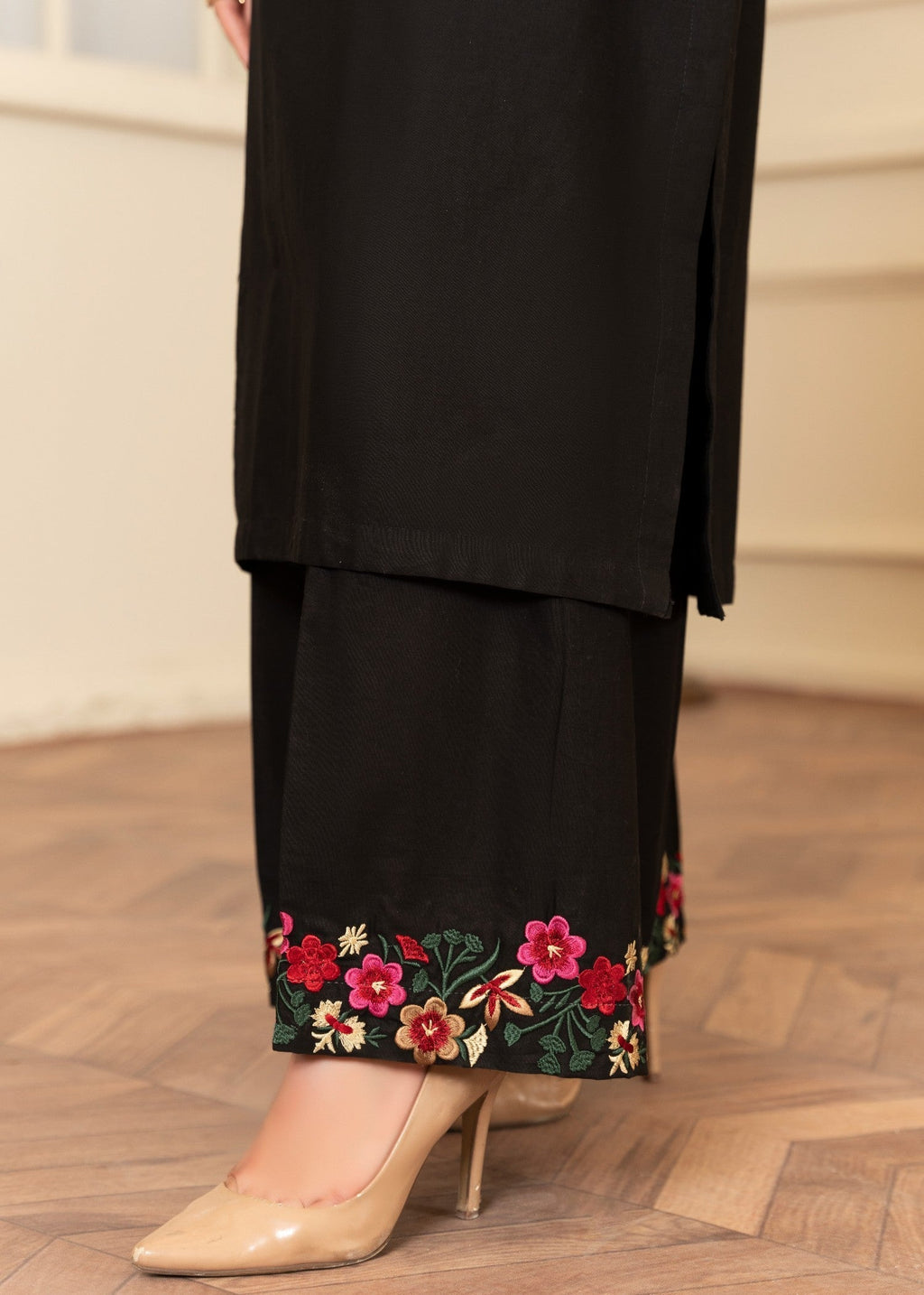 Embroidered Lawn Culottes Suit – Black, Manaar Dupatta