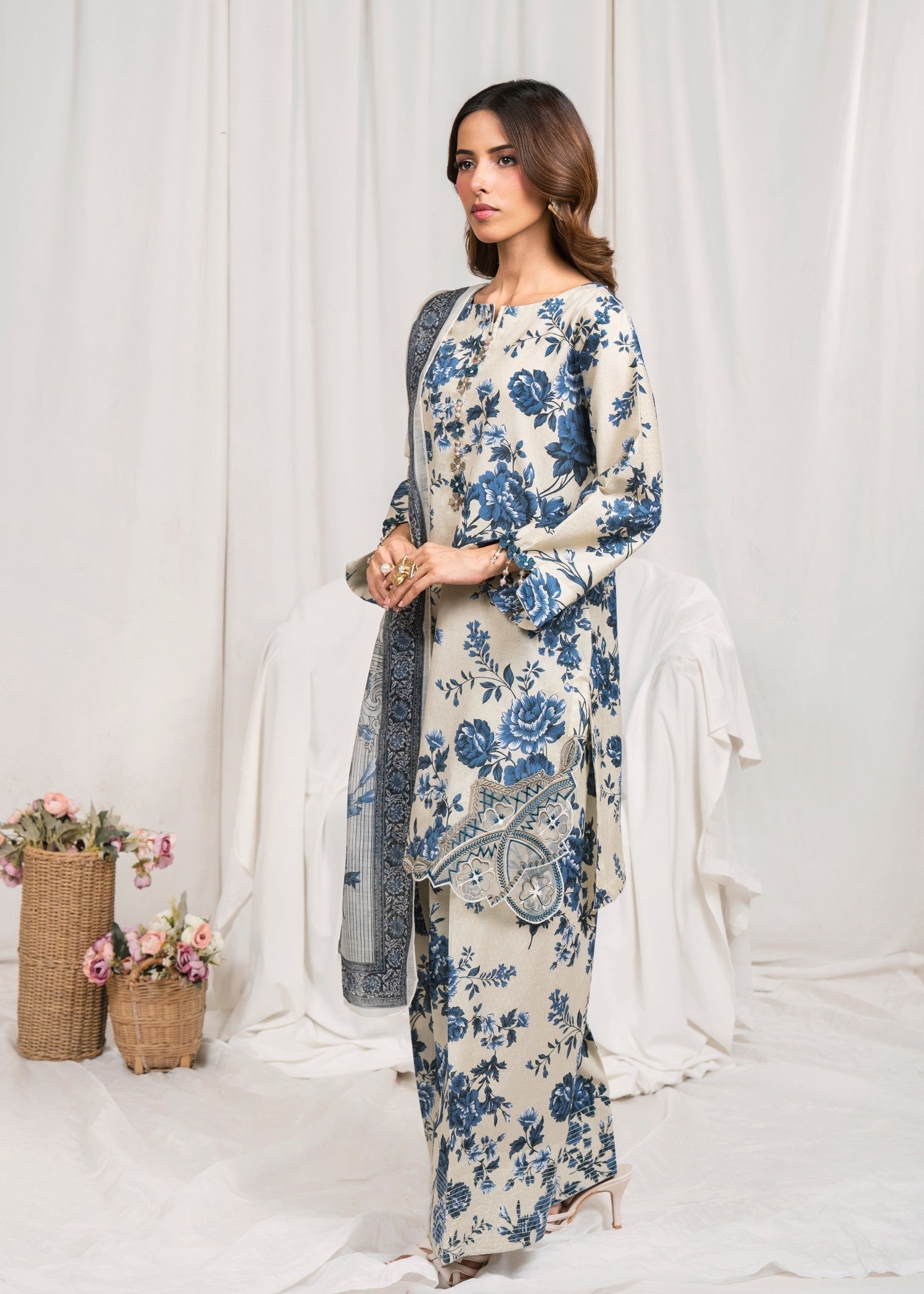 Embroidered Textured Lawn 3-Piece Suit – Ivory, Farshi Shalwar
