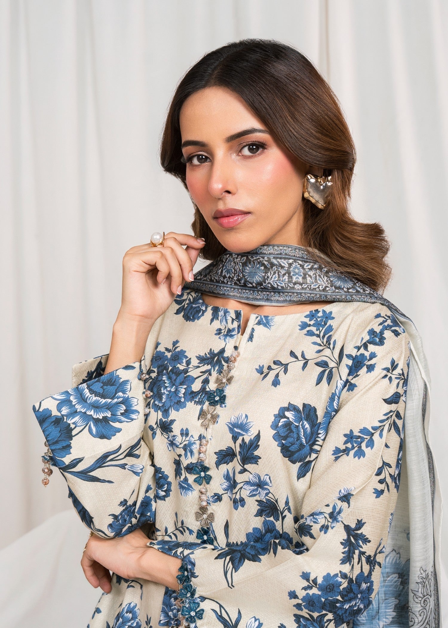 Embroidered Textured Lawn 3-Piece Suit – Ivory, Farshi Shalwar