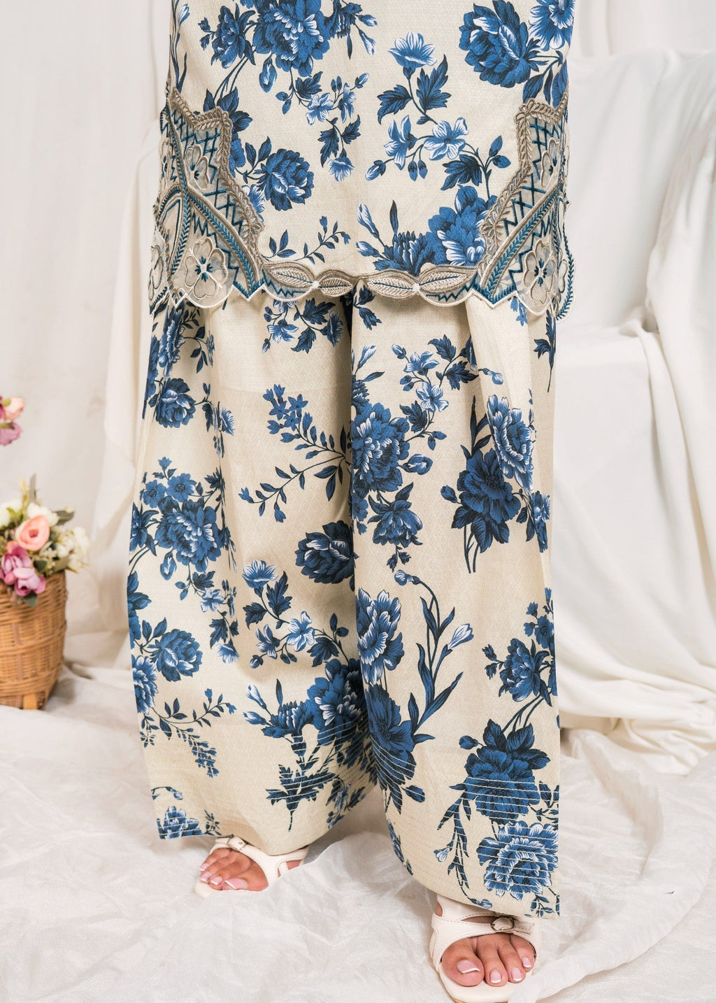 Embroidered Textured Lawn 3-Piece Suit – Ivory, Farshi Shalwar